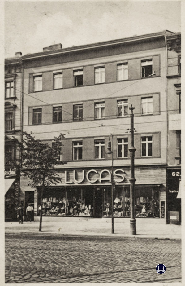  Das Gebäude Bergstraße 63, heute Karl-Marx-Straße 220 mit dem Woll- und Trikotagengeschäft "Lucas" nach der vermutlich in den 1920er Jahren durchgeführten Fassadenrenovierung.