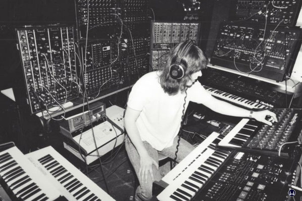 Bernd Kistenmacher on Stage 1988 in Annecy mit seinem original ARP 2600 semimodular Synthesizer. Foto: Bernd Kistenmacher