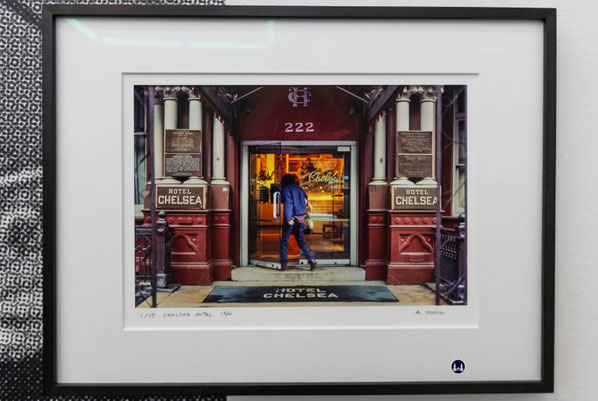  Albert Scopin: Eingang des Hotel Chelsea. Ausstellung in der Berliner Galerie FeldbuschWiesnerRudolph. Foto: Lutz Röhrig 2026