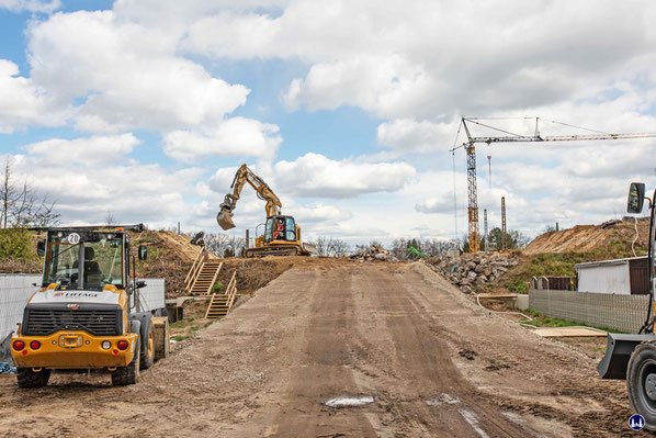 Am 11. April 2022 war es bereits um das Bestandsbauwerk am Tunnelweg geschehen. Der S-Bahndamm war hierfür in diesem Bereich ausgehoben worden, eine prov. angeschüttete Rampe führte nach oben.