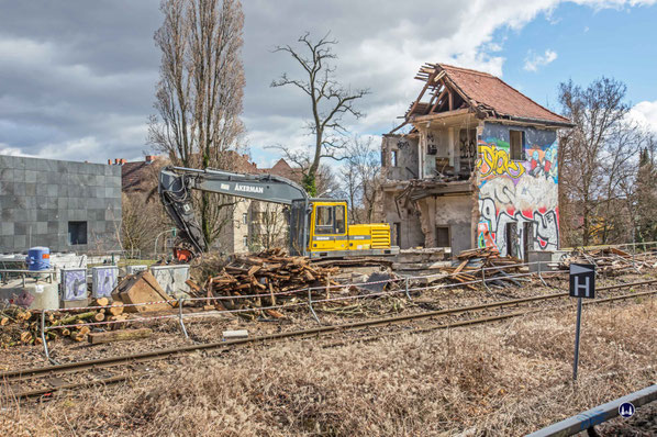 Stellwerk Tfd Attilastraße. Blick auf das Stellwerk vom Bahnsteig aus während der Abbrucharbeiten.