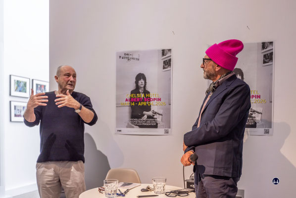 Albert Scopin im Gespräch mit dem ehemaligen Bildredakteur der "Zeit", Michael Biedowicz.  Ausstellung in der Berliner Galerie FeldbuschWiesnerRudolph. Foto: Lutz Röhrig 2026