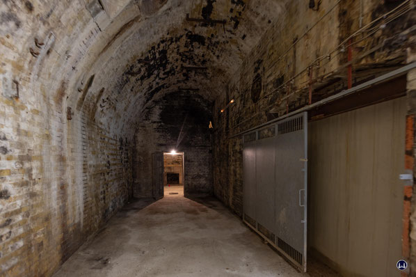 Einige der Türen und Tore führen heute nirgendwo mehr hin, da die einst dahinterliegenden Kellerräume der im Krieg zerstörten oder später abgebrochenen Gebäudeteile nicht mehr existieren.