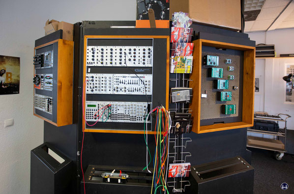 Typisch für modulare analoge Synthesizer: Die diversen Kabel, die je nach Steckplatz für unterschiedliche Effekte sorgen.