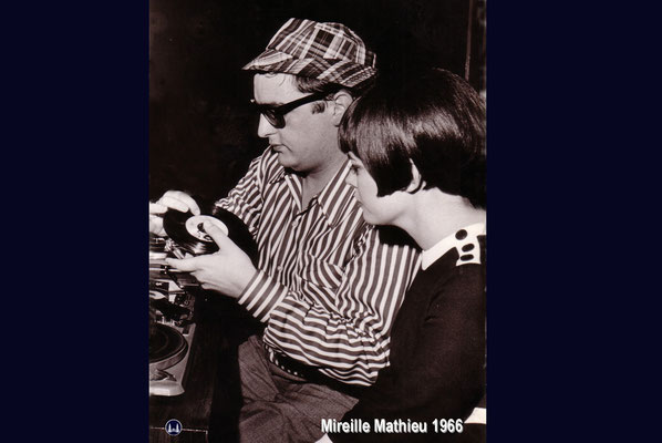 Nero Brandenburg mit Mireille Mathieu, die er für Deutschland entdeckte, 1966 in der "Dachluke" am Mehringdamm. Ihr Song damals "Mon Credo"