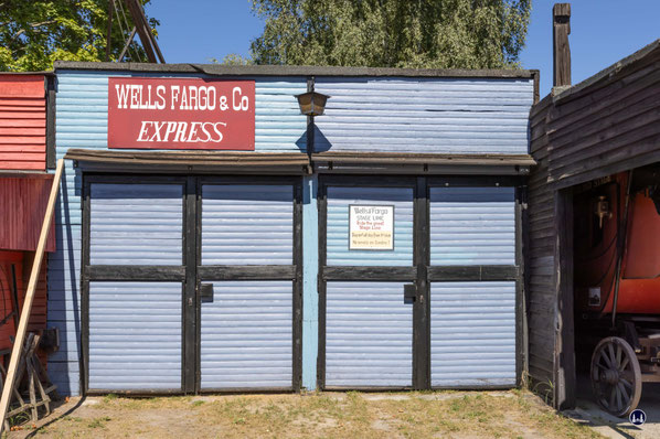 Wells Fargo bot später auch Finanzdienstleistungen an - und auch "American Express" war eine Firma der Gründer jenes bis heute allerdings als Finanzdienstleister bestehenden Unternehmens.