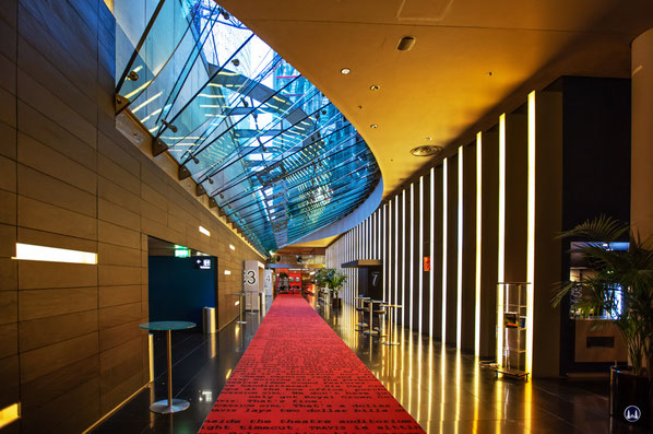 CineStar Kino im Sony Center Berlin. Ich vermisse ihn: den roten Teppich für das Kinopublikum mit Zitaten aus Taxidriver und die beeindruckende Lichtöffnung zum Zentralplatz des Centers mit seiner Kuppel. 
