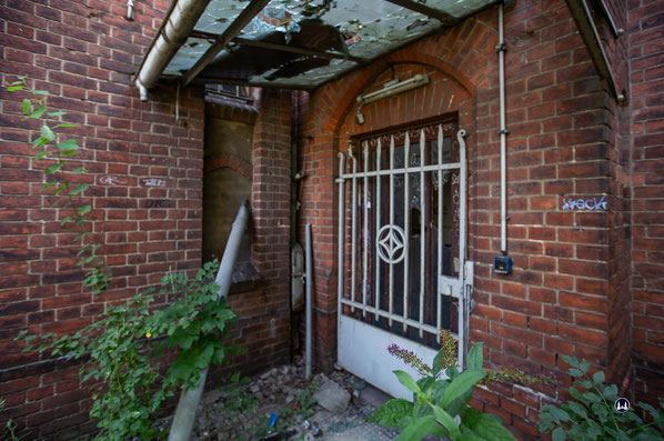 Zugang zum internen Treppenhaus des Bahnhofsgebäudes. Irgendwann erhielt der Eingangsbereich ein gläsernes Vordach.