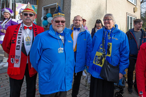 Als ehem. Berliner ist man über Besuch aus Schlorrendorf, hust, Charlottenburg und der "Charlottenburger Karnevalsgesellschaft Blau-Gelb" sehr erfreut. Aber auch der Karnevalsverband Berlin-Brandenburg (KVBB) war präsent.