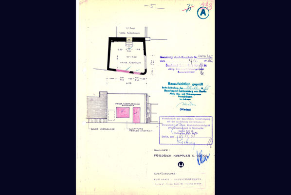 Kurz vor der Ecke zur Bautzener Straße, unmittelbar neben den Wiederlagern der beiden Bahnbrücken der Dresdner Bahn, hatte die "Friedrich Koeppler & Co. KG" ihr Büro in einem 1957 wiederhergestellten Gebäude mit massiven Gittern an Fenstern und Türen. 