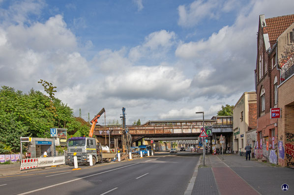 Das Bahnhofsgebäude des S-Bahnhof Yorckstraße (rechts) und der Eingang zum U-Bahnhof Yorckstraße (links) liegen sich in einer Achse gegenüber und werden durch die stark befahrene Yorckstraße voneinander getrennt. Am Rand der Yorckstraße finden bereits Boh