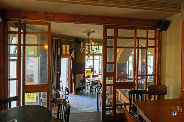 Blick vom "oberen" Gastraum nach vorn zum Eingang und zur Bar.