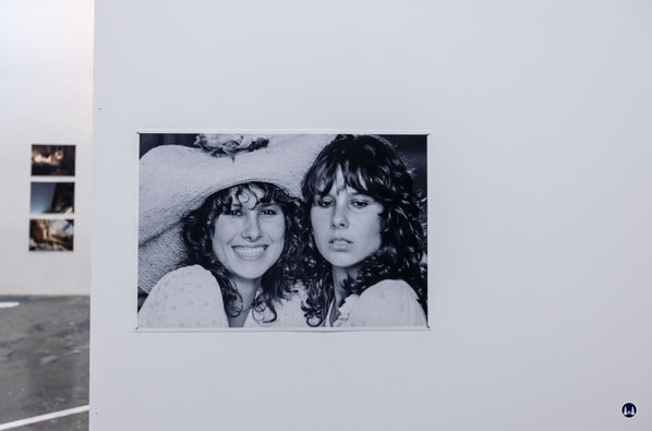 Ein Foto von Gisela Getty, das sie und Ihre Schwester in jüngeren Jahren zeigt. Doch das Leben währt nicht ewig. Die Ausstellung zeigt die letzte Lebensphase von Jutta Winkelmann, die Gisela Getty auf ihren Wunsch hin fotografisch festhielt.