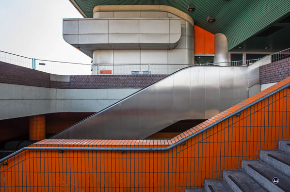 Das International Congress Centrum (ICC) Berlin. Treppen zur Vorfahrtsebene.