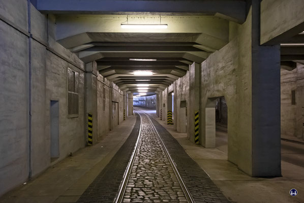 Das Gleis der Neukölln-Mittenwalder-Eisenbahn fährt hier in die Tiefe, um im Bogen wieder das Tempelhofer Feld erreichen zu können, an dessen Rand eine Anlage für Flugbenzin stand. Während des Krieges wurden hier Bomber durch Zwangsarbeiter unter unvorste