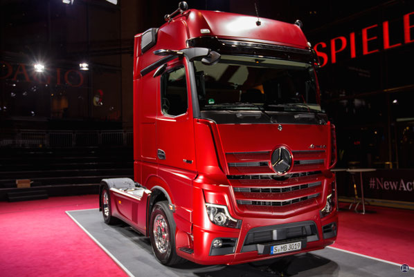 Vorstellung des neuen Actros am Marlene-Dietrich-Platz in Berlin. Vorderansicht des neuen LKW.