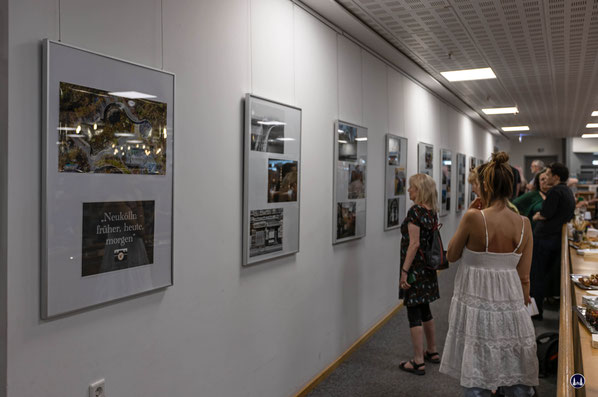 Ein Teil der Fotoausstellung (prämierte Aufnahmen) in der Neuköllner Helene-Nathan-Bibliothek. 