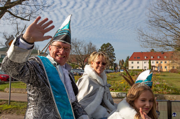 Die Tollitäten Prinz Thorsten I. und Ihre Lieblichkeit Michaela I. sowie das Kinderprinzenpaar Prinz Felix I. und ihre Lieblichkeit Amalie I. lächeln zuversichtlich- noch. Wird die Rathauserstürmung wohl auch dieses Jahr gelingen? Es sollte einigen (rheto