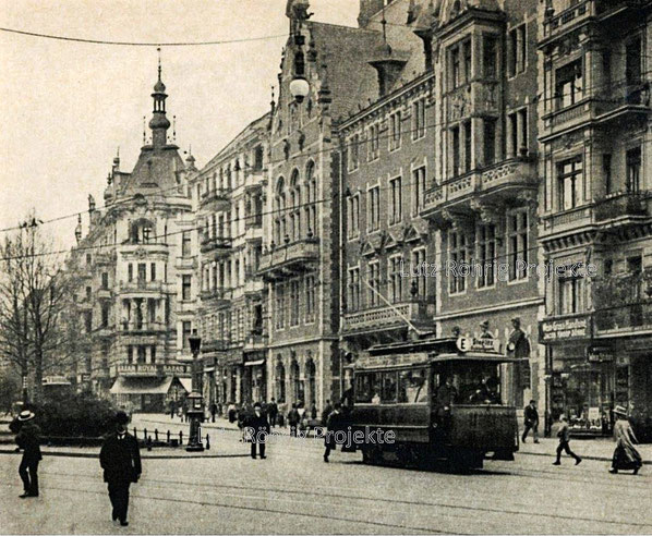 Das zweites Rathaus von Schöneberg mit Blick auf die Straßenbahnlinie "E" der "Westlichen Berliner Vorortbahn".