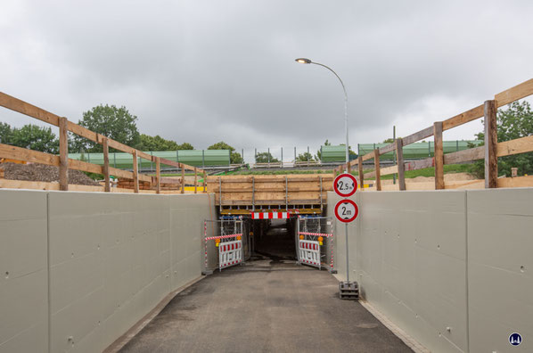 Kurz hinter der letzten Gleisquerung steigt der Tunnelweg zur Moselstraße hin wieder an. 