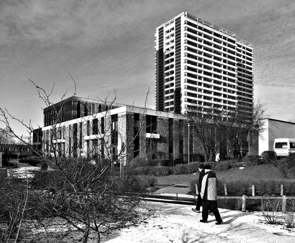 Foto: Peter Liptow. Rathaus Marzahn (Vordergrund) am Helene-Weigel-Platz. 