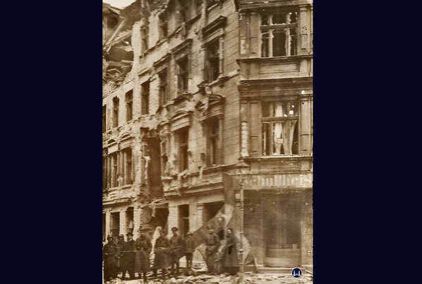 Schwer beschädigtes Eckhaus an der Alten Schützenstraße.