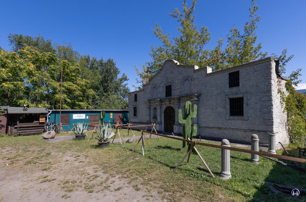 Links neben dem "Fort Alamo" befindet sich die Ausrüstungsbaracke der "B Company der 1st US Infantery  Berlin". Anlässlich von Besuchertagen präsentieren sich einige Mitglieder des Cowboy-Clubs in authentischen Uniformen des Bürgerkriegs.