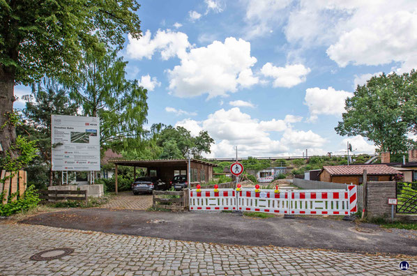  Blick von der Erich-Klausener-Straße auf den bereits gesperrten Fußgängertunnel im Juli 2021. Das Baufeld ist bereits weitgehend von Bewuchs befreit, die ersten Leitungsarbeiten sind abgeschlossen.