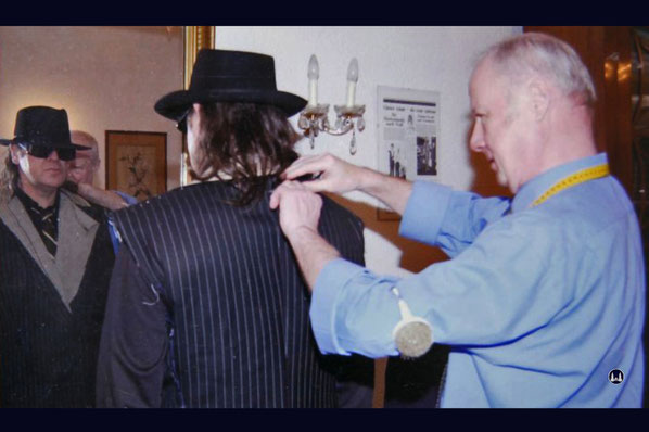 Schneider Günter Adam bei der Anprobe eines Anzugs mit Udo Lindenberg.