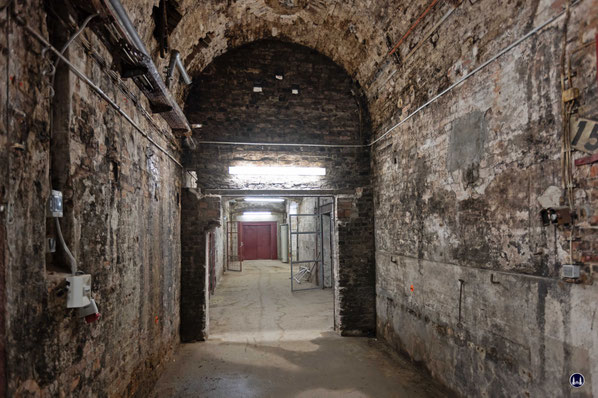 Am hinteren, östlichen Teil des Hauptgangs wurde irgendwann einmal eine moderne Aufzugsanlage eingebaut.