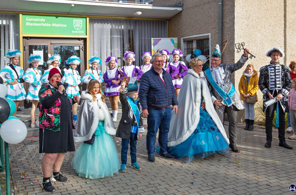 Erna, die Prinzenpaare und unser Bürgermeister Michael Schwuchow können nach erfolgter Schlüsselübergabe zufrieden sein.