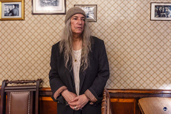 Patti Smith im Restaurant Pasternak in Berlin. Foto: Lutz Röhrig 2025