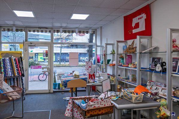 Der Blick zum Schaufenster. Das einst von der Fa. Ebbinghaus errichtete Textilkaufhaus auf der Straßenseite gegenüber wurde inzwischen zum Ärztehaus umgebaut. Rechts zwei der drei an der Regalsystemwand montierten Vorführplätze. 