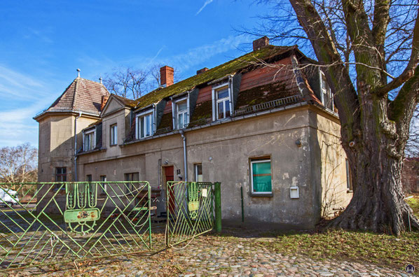 Historischer Gutshof Schloss Dahlewitz. Hofansicht des linken Seitenflügels. Im Hintergrund der Turm.