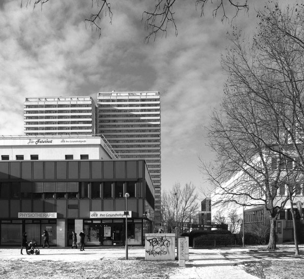 Foto: Peter Liptow. Helene-Weigel-Platz. "Springpfuhl-Passage" im Vordergrund links.