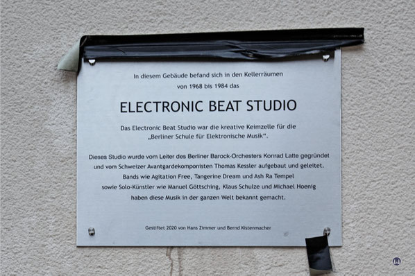 Die Gedenktafel für das "Electronic Beat Studio" in der Pfalzburger Straße kurz nach der Enthüllung.