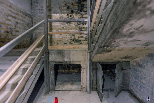  Unbekannt, was im Unterzug des verbunkerten Treppenabgangs hinter den Metalltüren gelagert wurde. 