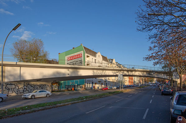 Die Brücke der U6 von der Seidelstraße aus. Direkt unter der Brücke geht die Scharnweberstraße in die Seidelstraße über.