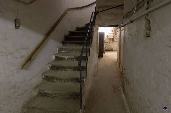 Nach einiger Zeit ist wieder die Steintreppe nach oben erreicht. Doch es geht geradeaus weiter... 