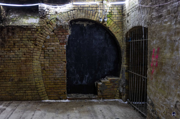 Dieser weitere, zugemauerter Durchgang erinnert ob der sich nach unten zu verjüngenden Randsteine ein wenig an asiatische Mondportale. Wohin er wohl einst führte?