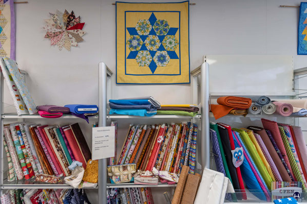 Frau Tschernoch bot eine beachtliche Auswahl an Stoffen in Ihrem Fachgeschäft an.