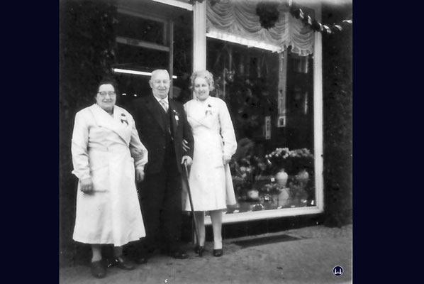 Emil Milling mit seiner zweiten Frau (links) in den 1960er Jahren vor seinem Blumengeschäft Karl-Marx-Straße 178. Ob rechts die Nachfolgerin Frau Brückner zu sehen ist, konnte bislang nicht bestätigt werden.