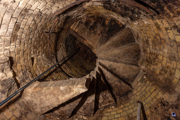 Eine von dem großen Gewölbekeller abgehende ehemalige Steintreppe, welcher die letzten Stufen fehlen. Ihr Ziel - unbekannt...