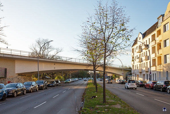 Blick auf die Brücke der U6 von der Scharnweberstraße aus. Direkt unter der Brücke beginnt die Seidelstraße.  Mit ihrem eleganten Bogenprofil und der Schräglage passt sie sich gut der Umgebung - und den zeitgleich errichteten neuen U-Bahnstationen - an.