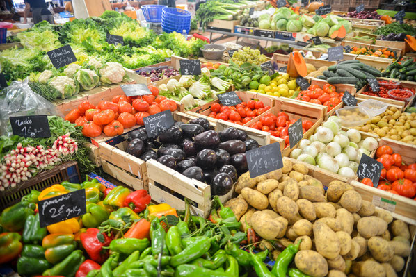 Markt, Kisten mit Obst, Gemüse, richtige Ernährung, was können wir selbst tun