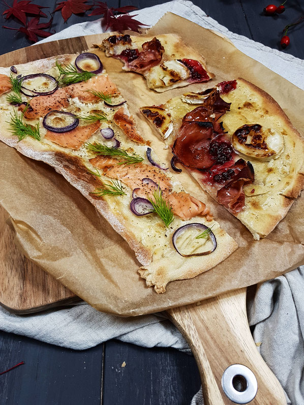 Flammkuchen mit Ziegenkäse, Speck und Räucherlachs, Dill