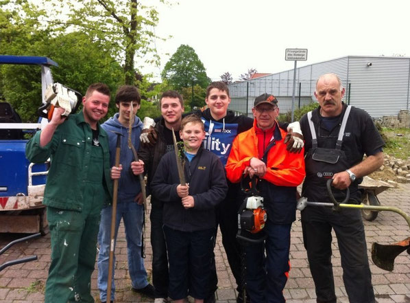 Arbeitseinsatz an der Schützenhalle, v.l.n.r.: Dennis, Manuel, David, Tim, Jens, Didi, Horst