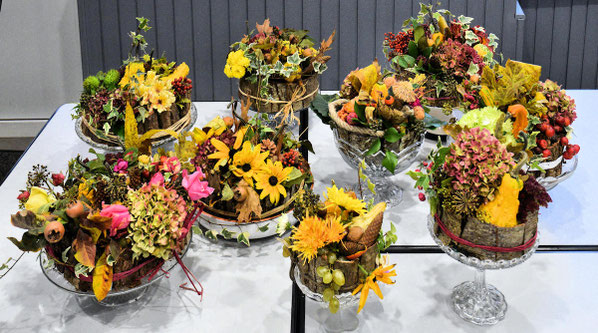 Les compositions florales aux couleurs d'automne réalisées par les 9 participantes