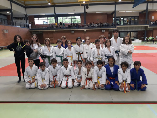 Foto de familia de los equipos de Ikasbidea y Amurrio en categorías Alevín y Benjamín.