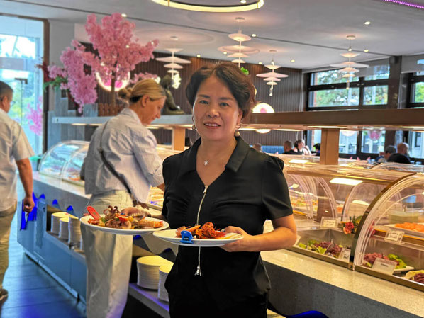 Chinesische Kellnerin